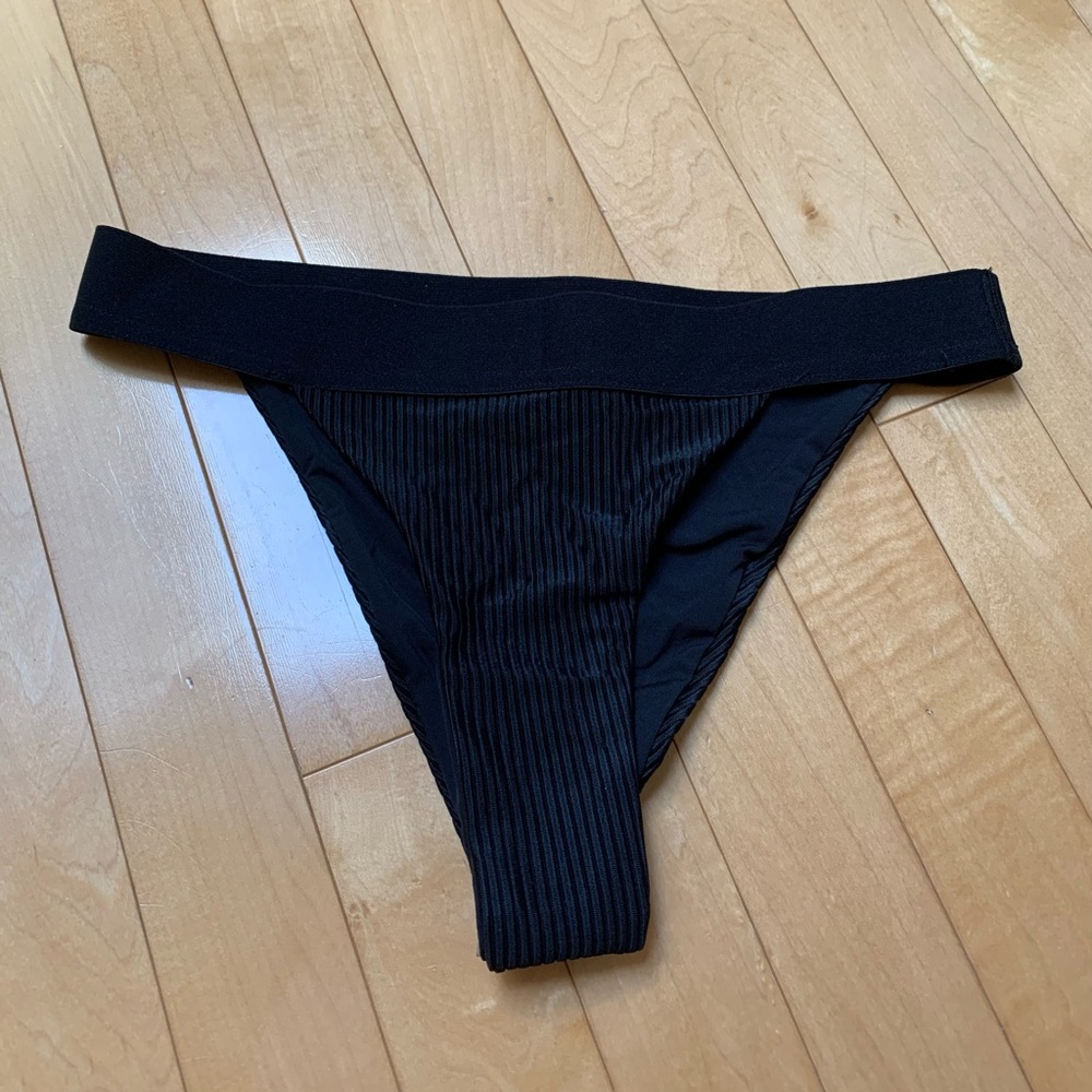 💕Ardene Kendal+Kylie highwaisted black bottoms💕